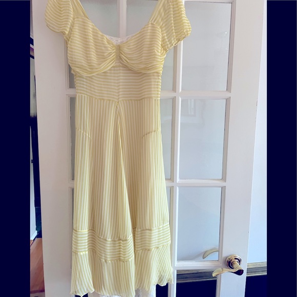 MaxAzria Dresses & Skirts - MAXAZRIA COLLECTION  Silk Dress size 6